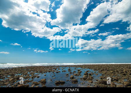 Weitwinkelaufnahme des vulkanischen Strand von Playa El Tunco in El Salvador Stockfoto