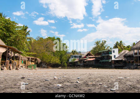 Häuser an einer Lagune direkt am Strand in Playa El Tunco in El Salvador Stockfoto