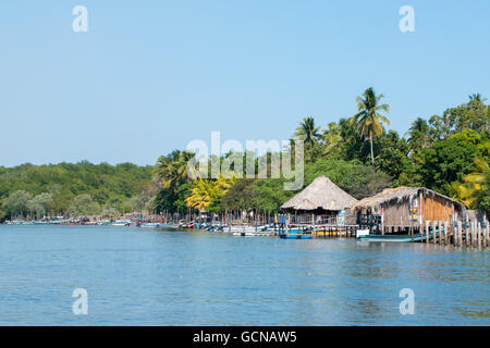 Eine Bootsfahrt von La Puntilla in der Nähe von Costa Del Sol in El Salvador ist das vergessene Paradies! Stockfoto