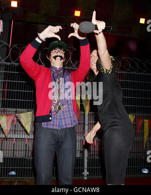 Sam Pepper, mit der Moderatorin der Show, Davina McCall, nachdem sie aus dem Big Brother Haus vertrieben worden war, in den Elstree Studios in Borehamwood. Stockfoto