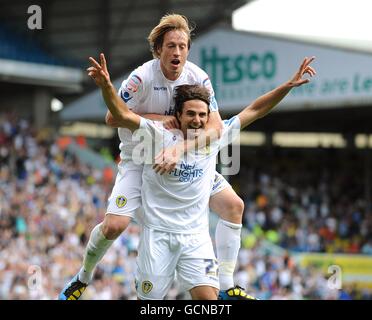 Fußball - npower Football League Championship - Leeds United gegen Millwall - Elland Road. Davide Somma von Leeds United (Mitte) feiert das zweite Tor seiner Mannschaft mit Teamkollege Luciano Becchio Stockfoto