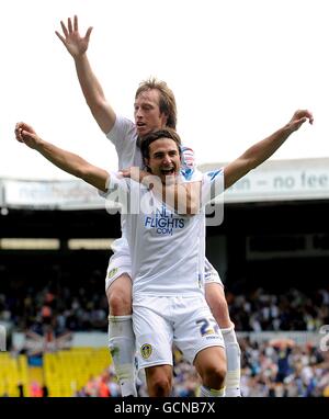 Davide Somma von Leeds United (Mitte) feiert den zweiten Platz seiner Seite Ziel des Spiels mit Teamkollege Luciano Becchio Stockfoto