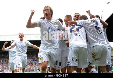 Fußball - npower Football League Championship - Leeds United gegen Millwall - Elland Road. Luciano Becchio von Leeds United (Mitte) feiert, nachdem Teamkollege Davide Somma (nicht abgebildet) das zweite Tor seiner Mannschaft erzielt hat Stockfoto