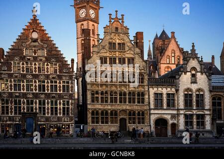 Gebäude entlang der Graslei, einem mittelalterlichen Hafen im historischen Zentrum von Gent, Belgien Stockfoto