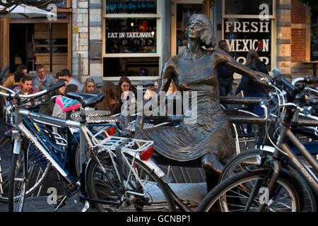 Straßencafés in den späten Abend, die Oude Markt im Zentrum historischen Stadt, Leuven, Belgien. Bronzestatue in Oude Markt, Le Stockfoto