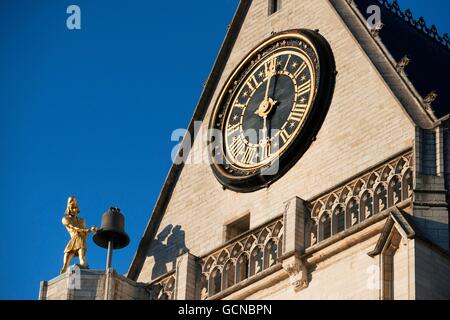 Jacquemart / Bellstriker / Jack der Uhr / Uhr in der St. Peter Kirche / Sint-Pieterskerk, Leuven / Louvain, Belgien Stockfoto