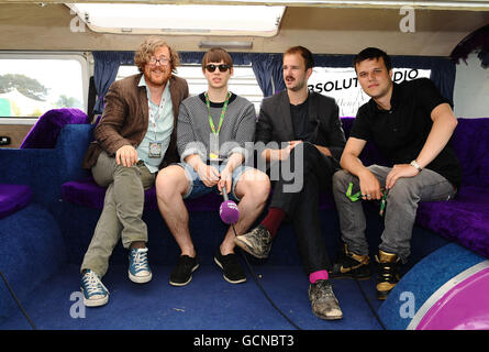 Geoff Lloyd spricht mit Jack Lawrence-Brown (zweite links), Charles Cave (zweite rechts) und Harry McVeigh (rechts) von The White liegt hinter der Bühne im Absolute Radio VIP-Bereich während des Virgin Media V Festivals im Hylands Park in Chelmsford Essex. Stockfoto