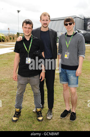 Jack Lawrence-Brown (rechts), Charles Cave und Harry McVeigh (links) von The White liegen hinter der Bühne im Absolute Radio VIP-Bereich während des Virgin Media V Festivals im Hylands Park in Chelmsford Essex. Stockfoto