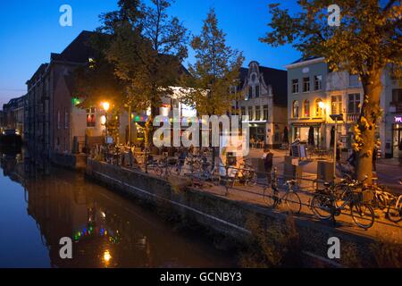 Bars und Restaurant-Terrassen Vismarkt, Mechelen (Malines) in der Nacht, Flandern, Belgien. Stockfoto