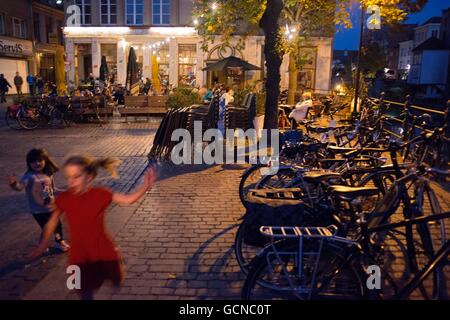 Bars und Restaurant-Terrassen Vismarkt, Mechelen (Malines) in der Nacht, Flandern, Belgien. Stockfoto