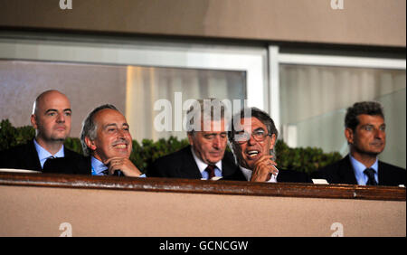 Fußball - UEFA Super Cup 2010 - Finale - Inter Mailand / Atletico Madrid - Stade Louis II. Inter Mailands Präsident Massimo Moratti (rechts) mit Giancarlo Abete, dem Präsidenten des italienischen Verbands Stockfoto