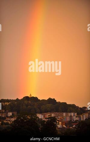 Ein spektakulärer Sturm über der Stadt Bristol lässt einen Regenbogen gegen einen dramatischen rosafarbenen Himmel entstehen, der von der Spitze des Cabot Tower im Brandon Hill Park in der Nähe von Clifton zu steigen scheint. Der Turm ist 105 Meter hoch und wurde 1897 erbaut, um der Reise von John Cabot aus Bristol und der Sichtung Nordamerikas vor vierhundert Jahren zu gedenken. Es wurde vom Architekten William Venn Gough aus Bristol entworfen und durch ein öffentliches Abonnement bezahlt. Der Turm ist aus rotem Sandstein gebaut, der mit cremefarbenem Badestein bedeckt ist. Stockfoto