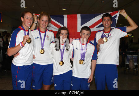 Großbritannien Youth Olympic Gold Medaillengewinner (von links nach rechts) Georgia Howard-Merrill, Fiona Gammond, Carian Scudamore, Sam Oldham und Oliver Golding kommen am Flughafen Heathrow in London an. Stockfoto