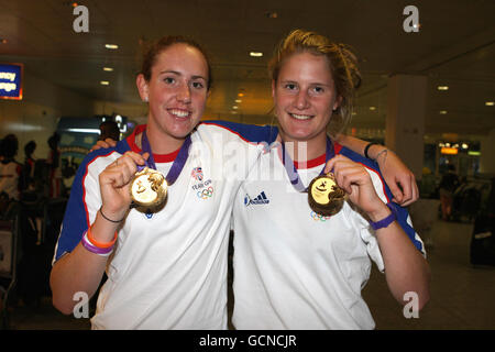 Die britischen Youth Olympics Rowing Gold Medal Gewinner Georgia Howard-Merrill (links) und Fiona Gammond kommen am Flughafen Heathrow in London an. Stockfoto