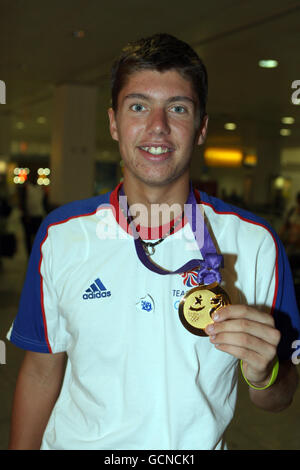 Olympische Spiele - GB Youth Team Rückkehr nach Hause - Flughafen Heathrow. Oliver Golding, Gewinner der Tennismedaille bei den Olympischen Jugendspielen in Großbritannien, kommt am Londoner Flughafen Heathrow an. Stockfoto