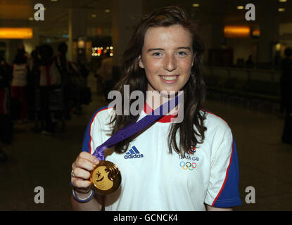 Olympische Spiele - GB Youth Team Rückkehr nach Hause - Flughafen Heathrow. Die Goldmedaillengewinnerin der britischen Jugendolympiade, Carian Scudamore, kommt am Londoner Flughafen Heathrow an. Stockfoto