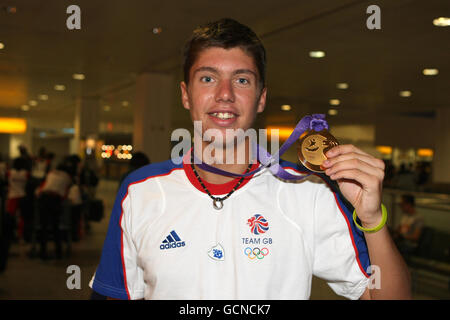 Oliver Golding, Gewinner der Tennismedaille bei den Olympischen Jugendspielen in Großbritannien, kommt am Londoner Flughafen Heathrow an. Stockfoto