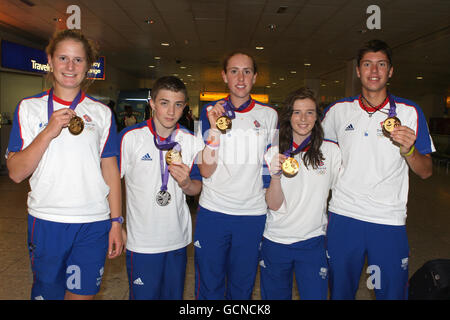 Die britischen Youth Olympic Gold Medaillengewinnerinnen (von links nach rechts) Fiona Gammond, Sam Oldham, Georgia Howard-Merrill, Carian Scudamore und Oliver Golding kommen am Londoner Flughafen Heathrow an. Stockfoto