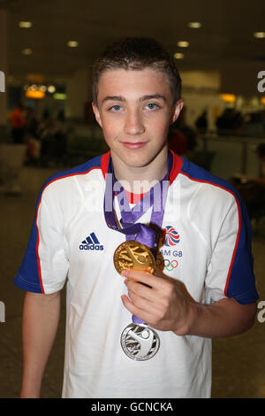 Olympische Spiele - GB Youth Team Rückkehr nach Hause - Flughafen Heathrow. Sam Oldham, Gewinner der britischen Jugendolympiade, trifft am Londoner Flughafen Heathrow ein. Stockfoto