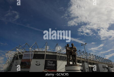 Fußball - npower Football League Championship - Derby County / Queens Park Rangers - Pride Park. Die neue Statue des ehemaligen Managers Brian Clough von Derby County und des stellvertretenden Managers Peter Taylor vor dem Pride Park Stadium Stockfoto