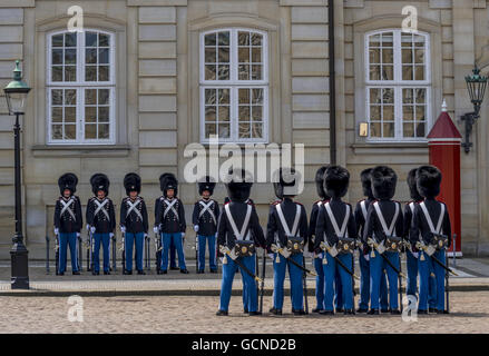 Königliche Leibgarde vor Amalienborg Palast, Kopenhagen, Dänemark, Europa Stockfoto