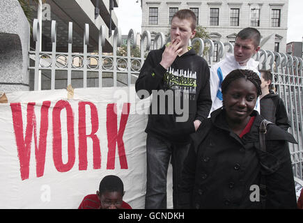 Protestierende verschiedener linker Fraktionen, die Arbeitsplätze fordern, protestieren gegen die Zentralbank in Dublin, um gegen die Rettung der Anglo Irish Bank durch die irische Regierung zu protestieren. Stockfoto