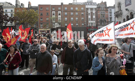 Protestierende verschiedener linker Fraktionen, die Arbeitsplätze fordern, protestieren gegen die Zentralbank in Dublin, um gegen die Rettung der Anglo Irish Bank durch die irische Regierung zu protestieren. Stockfoto