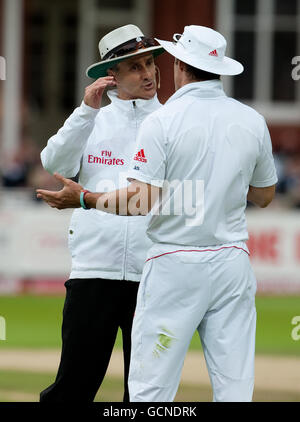 England Kapitän Andrew Strauss spricht mit Schiedsrichter Billy Bowden während des vierten npower Test Match auf Lord's Cricket Ground, London. Stockfoto