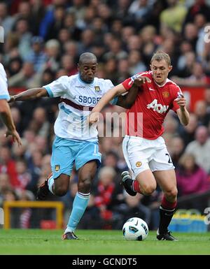 Fußball - Barclays Premier League - Manchester United gegen West Ham United - Old Trafford. Darren Fletcher von Manchester United (rechts) und Luis Boa Morte von West Ham United (links) kämpfen um den Ball Stockfoto