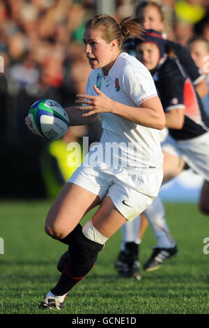 Rugby Union - Weltmeisterschaft der Frauen - Pool B - England gegen USA - Surrey Sports Park. Die Engländerin Emily Scarratt in Aktion während der Frauen-Weltmeisterschaft im Surrey Sports Park, Guilford. Stockfoto