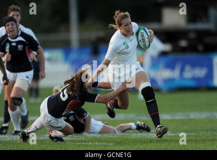 Die Engländerin Emily Scarratt in Aktion während der Frauen-Weltmeisterschaft im Surrey Sports Park, Guilford. Stockfoto