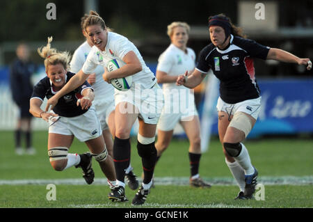 Die Engländerin Emily Scarratt in Aktion während der Frauen-Weltmeisterschaft im Surrey Sports Park, Guilford. Stockfoto