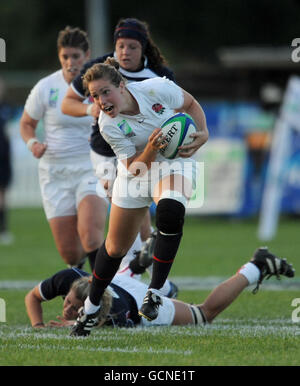 Rugby Union - Weltmeisterschaft der Frauen - Pool B - England gegen USA - Surrey Sports Park. Die Engländerin Emily Scarratt in Aktion während der Frauen-Weltmeisterschaft im Surrey Sports Park, Guilford. Stockfoto