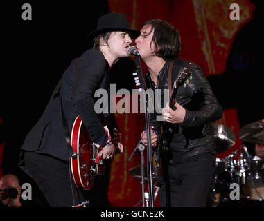 Pete Doherty (links) und Carl Barat von den Libertines treten auf der Hauptbühne beim Reading Festival, Richfield Avenue, Berkshire auf. Stockfoto