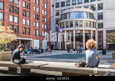 NEW YORK CITY - 13. September 2013: Ansicht der New York University NYC an der Plaza vor Leonard Stern School of Business Stockfoto