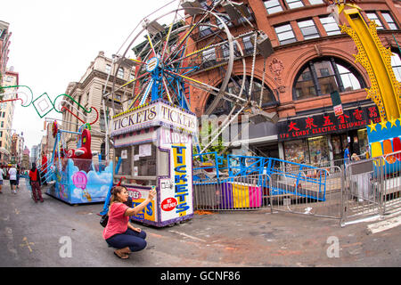 NEW YORK CITY - 13. September 2013: Streetview Karneval Unterhaltung Fahrten während fest von San Gennaro in Little Italy ich Stockfoto
