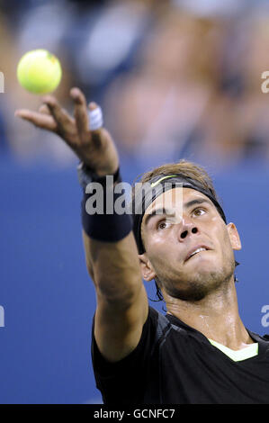 Der Spanier Rafael Nadal ist am fünften Tag der US Open gegen den usbekischen Denis Istomin in Flushing Meadows, New York, USA, im Einsatz. Stockfoto