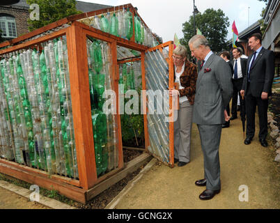 Der Prinz von Wales und Farm Manager Mandy Oliver blicken in ein Gewächshaus aus Plastikflaschen während einer Tour durch die Ouseburn Community Farm in Byker, Newcastle. Stockfoto