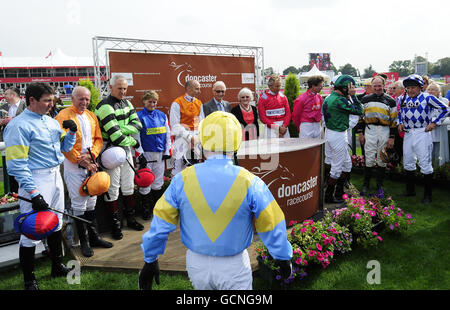 Rennlegende Lester Piggott (Mitte) mit den ehemaligen berühmten Jockeys, die an den Fudge und Smudge Leger Legends teilgenommen haben, klassifizierten Einsätze am Welcome to Yorkshire Day auf der Doncaster Racecourse. Stockfoto