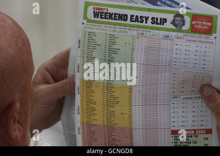 Ein Mann, der seinen Wettschein gelesen hat, studiert die Form des Fußballs, während er Cricket während des LV County Championship-Spiels in Trent Bridge, Nottingham, beobachtet. Stockfoto