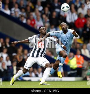 Fußball - Barclays Premier League - West Bromwich Albion gegen Tottenham Hotspur - The Hawthorns. William Gallas von Tottenham Hotspur (rechts) und Youssouf Mulumbu von West Bromwich Albion kämpfen um den Ball Stockfoto