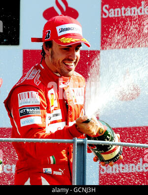 Ferrari's Fernando Alonso aus Spanien feiert auf dem Podium nach dem Sieg beim Großen Preis von Italien auf dem Monza Circuit in Italien. Stockfoto