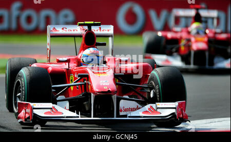 Ferrari Fernando Alonso aus Spanien führt Teamkollege Felipe Massa aus Brasilien beim Großen Preis von Italien auf dem Monza Circuit in Italien an. Stockfoto