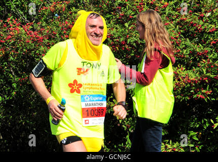 Der britische Schauspieler Tony Audenshaw (links), der in Emmerdale Bob Hope spielt, schafft es während des Robin Hood Marathons über die Lady Bay Bridge in Nottingham, gekleidet wie eine Banane. Stockfoto