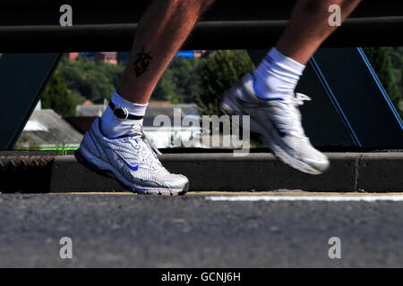 Ein Läufer schafft es während des Robin Hood Marathons über die Lady Bay Bridge in Nottingham. Stockfoto