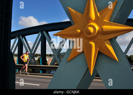 Robin Hood Marathon - Nottingham. Ein Läufer schafft es während des Robin Hood Marathons über die Lady Bay Bridge in Nottingham. Stockfoto