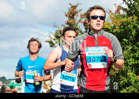 Robin Hood Marathon - Nottingham. Läufer schaffen es während des Robin Hood Marathons über die Lady Bay Bridge in Nottingham. Stockfoto