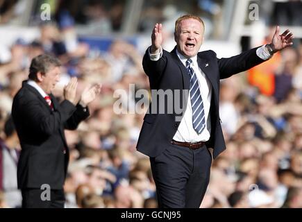 Alex McLeish (rechts), Birmingham City Manager, und Roy Hodgson (links), Liverpool Manager, an der Touchline. Stockfoto