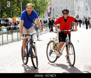 Die Nachrichtenleserin Kate Silverton und ihr Ehemann Mike Heron während der Eco-Car Spectacular in The Mall, London, die Teil der Initiative von Prince of Wales ist, das Bewusstsein für grüne und nachhaltige Themen zu schärfen. Stockfoto