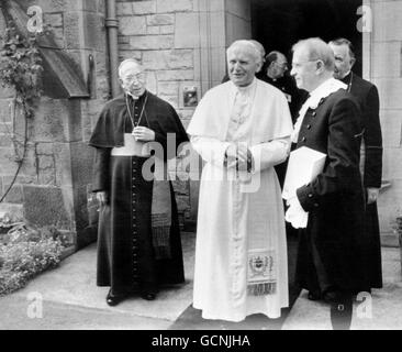 Papst Johannes Paul II. (Mitte) mit dem Moderator der Generalversammlung der Kirche von Schottland, dem rechten Reverend Professor John McIntyre (rechts) nach ihrem Treffen im Haus des Führers der römischen Katholiken Schottlands, Kardinal Gray, heute Morgen in Edinburgh. Stockfoto